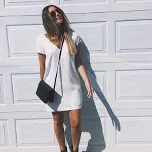 Aritzia Babaton Jameson white Shift mini V Neck Short Sleeve Dress